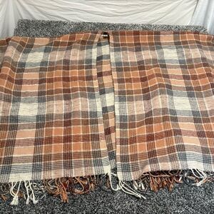 Universal Thread Plaid Shawl in peach and Cream osfa parka